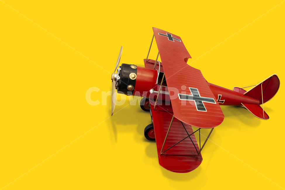 장난감비행기,노란배경,빨간비행기,어린이장난감,장난감백그라운드,비행기,프로펠러,장난감비행기,사물,물건,오브젝트,thing,object,matter
