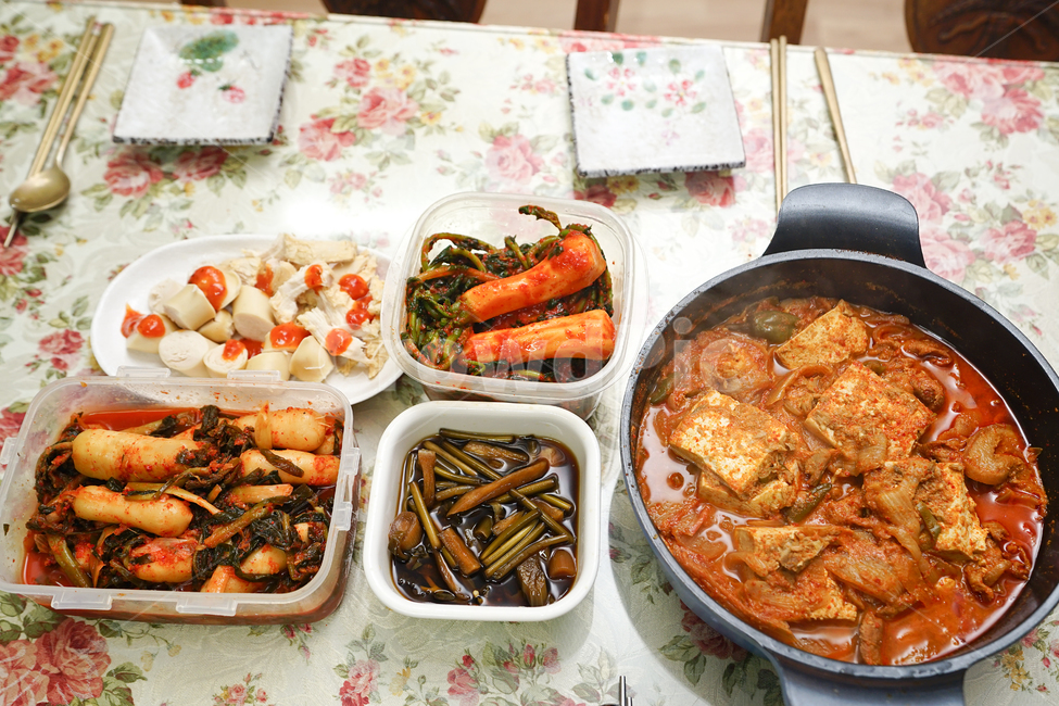 집밥,알타리김치,알타리무,김치,한식,한국음식,한국식,한국,반찬,식사,음식,푸드,식단,식사시간,먹방,가정식,음식,식재료,요리,food,cook,meal,dishes,food reserves,한식,한국음식,한국요리,korean food,korean dishes,korean meal,korean cook