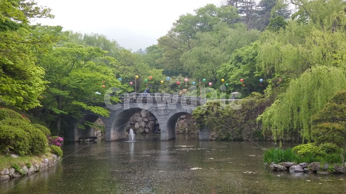 물위다리,다리위,비오는날,부처님오신날,연등
