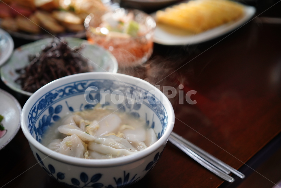 쌀,떡국,음식,한식,그릇,온기,먹방,국물요리,요리,설날,식사,먹거리,국물,설,명절,음식,식재료,요리,food,cook,meal,dishes,food reserves,한식,한국음식,한국요리,korean food,korean dishes,korean meal,korean cook