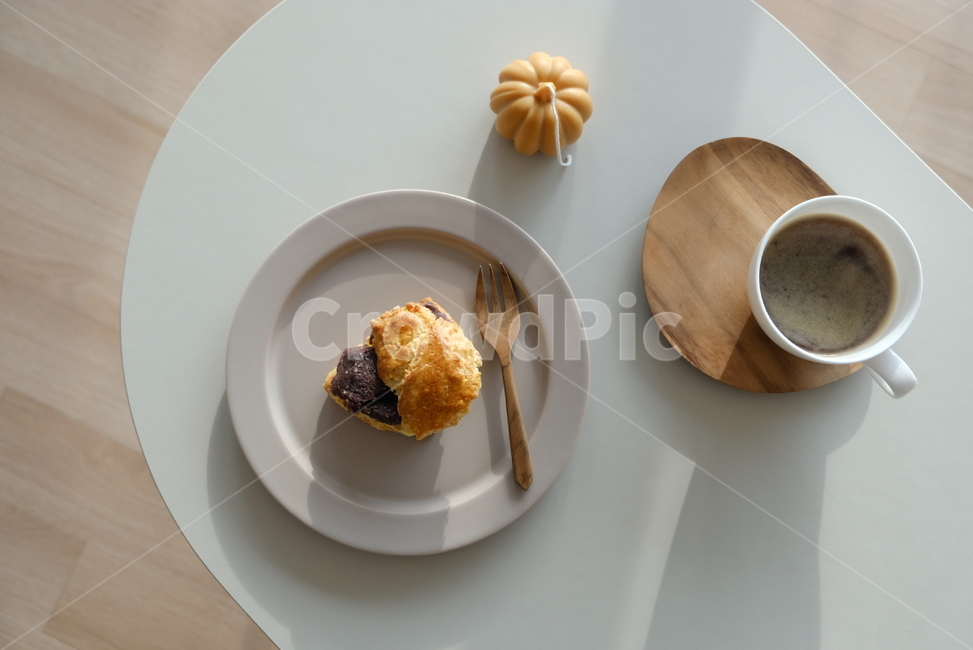 스콘,커피,dessert,bread,디저트,빵,plate,table,cake,shadow,fork,포크,접시,탁자,티타임,팥,커피잔,아메리카노,americano,candle,캔들,pumpkin,scone,wood,coffee,음식,식재료,요리,food,cook,meal,dishes,food reserves,디저트,간식,후식,dessert,snack,커피,카페,coffee,cafe