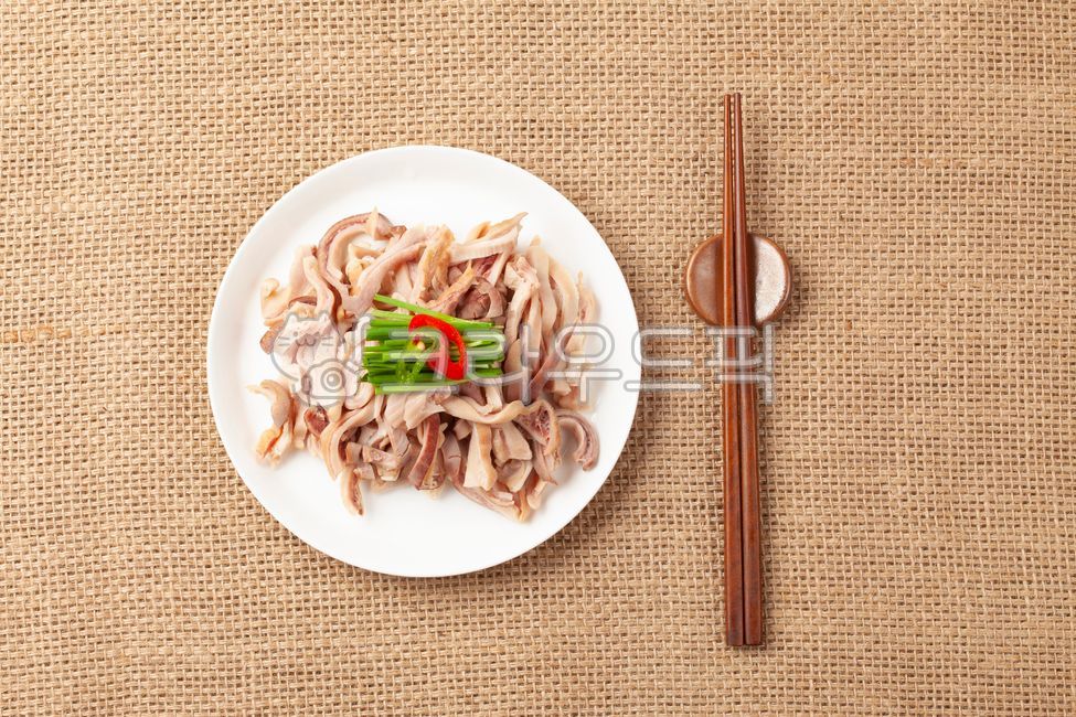 Food,meal,Korean food,pork,pig's head meat,badger's ear,boiled pork slices,offal,pig offal,tripe,sundae gukbap,ingredients,soup,cooking