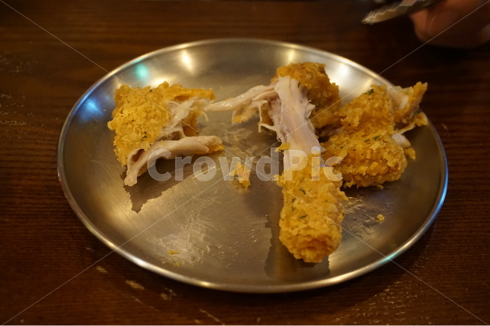 치킨,통닭,후라이드,닭다리,튀김,순살,바삭바삭,바삭하다,바삭,바사삭,밀가루,집게,먹방,찢먹,포크,찍다,찢다,야식,속살,은접시,은색,접시,스뎅,스뎅그릇,스뎅접시,난도질,부드럽다,음식,식재료,요리,food,cook,meal,dishes,food reserves,육류,고기,meat