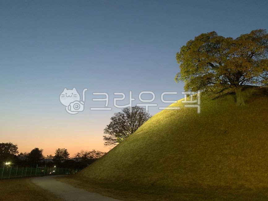 경주,해질녘,릉,문화제,풍경,grassland,outdoors,전통적인,신라,무덤,봉황대,옥외,잔디밭