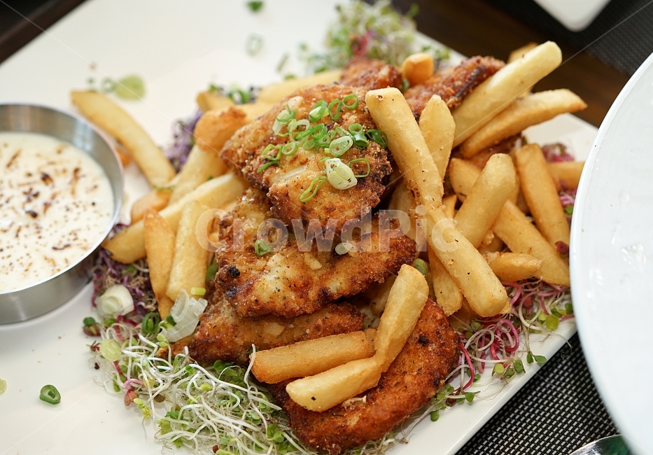 date,chicken breast,chicken,fried food,restaurant,Brazilian cuisine,french fries,food,meal,Western food,closeup,potato,eating out,visual,mukbang