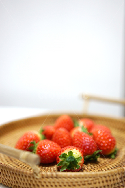 딸기,strawberry,과일,음식,겨울철과일,빨강,레드,red,베리,라탄,바구니,신선,스트로베리,음식,식재료,요리,food,cook,meal,dishes,food reserves,과일,열매,fruit