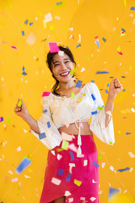 색종이조각,춤,파티,크리스마스,연말,새해,생일,색종이,댄스,즐거움,기쁨,환희,미인,여성,젊은여성,동양인,동양인여성,휴가,휴일,연휴,파티배경,party,christmas,holiday,newyear,fun,birthday,endofyear,asian,woman,girl,dance,joy,happiness,background,colorful,색상,화려함,종이,confetti,paper,사람,인물,인간,human,person,얼굴표정,facial expression,face,여성,여자,woman,female,lady,감정표현,기분,feeling,emotion,축제,행사,festival,carnival,event,기념일,축하,anniversary,congratulation,celebrate,celebration,색깔,색상,색채,색감,color sense,color sensitivity,feeling of color