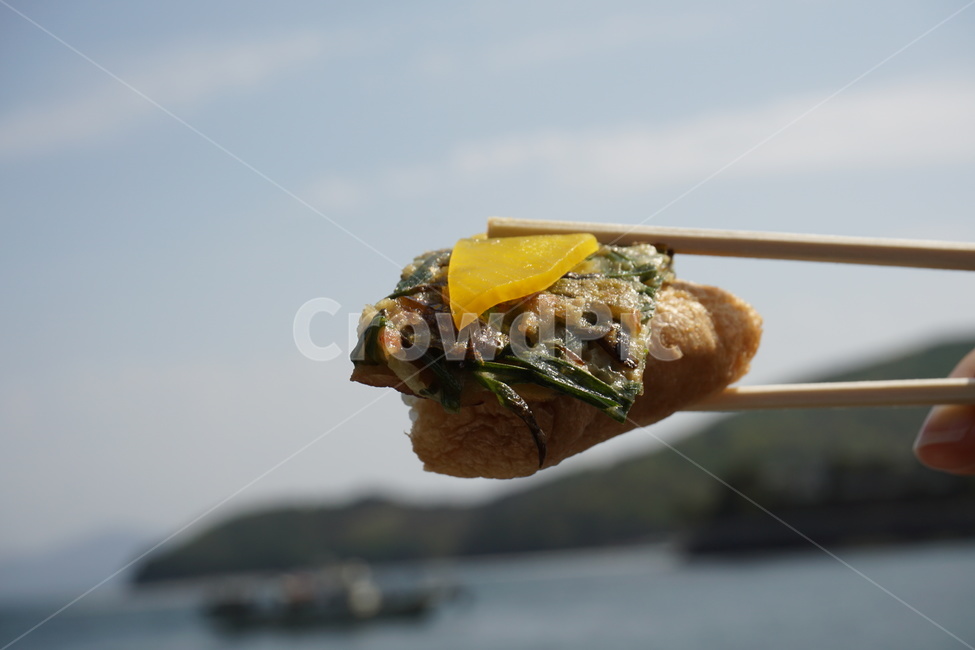 꿀조합,노란,단무지,노릇노릇,부추전,새콤달콤,유부초밥,따뜻한,엄마도시락,맛있다,피크닉,소풍,바닷가,젓가락,푸짐한,한입만,우리,둘이,함께,즐거움,음식,푸드,음식,식재료,요리,food,cook,meal,dishes,food reserves
