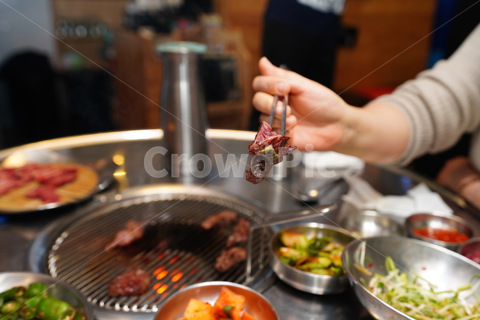 고기,화로,연탄,음식,육류,육식,구이,안주,먹거리,먹방,food,연탄구이,불판,식사,한식,소고기,한우,술자리,술안주,사람,인물,인간,human,person,신체일부,몸,body,음식,식재료,요리,food,cook,meal,dishes,food reserves,육류,고기,meat