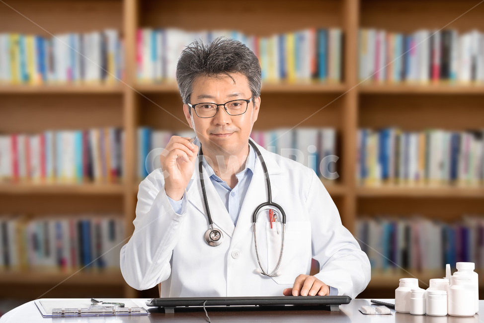남자,의사,남성,중년,1인,상반신,차트,청진기,한국인,동양인,미소,밝은,표정,얼굴,전문직,의료,직업,건강,40대,카피스페이스,웃음,정면,기록,한국,의학,병원,진료,흰색,자신감,아시아인,믿음,50대,질병,보건,주치의,카피스페이스,전염병,위생,유니폼,웃는,일본인,중국인,일본,중국,아시아,내과,책장,책꽂이,박사,교수,전문의,과학,의대,의과대학,사람,인물,인간,human,person,남성,남자,man,male,의료,의학,병원,medical,hospital,clinic