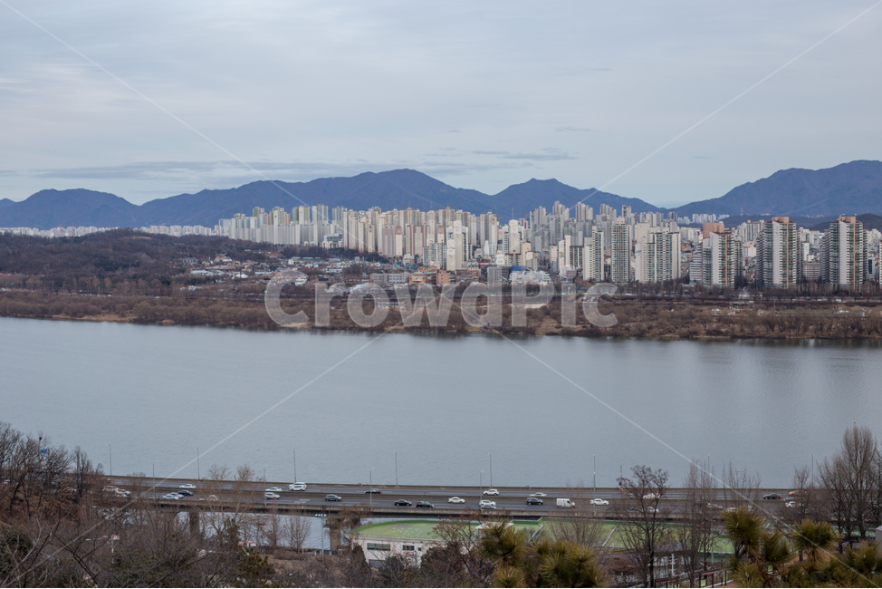 outdoors,옥외,scenery,경치,landscape,자연,nature,서울,서울풍경,한강,아파트,건축물,건물,겨울,하늘,구름,강변대교,도로,자동차,교통,풍경