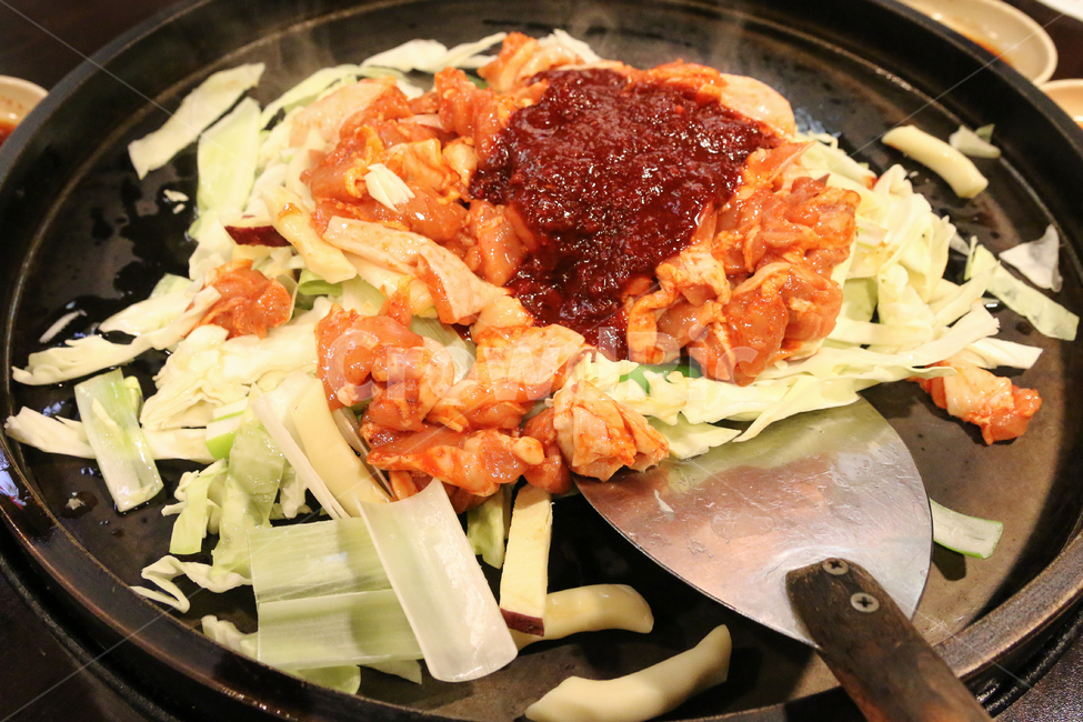 닭갈비,먹을것,식사,식당,닭,고기,점심,맛있는,소스,매운,야채,한식,요리,음식,메뉴,외식,조리전,요리전,불판,철판,파,철판닭갈비,음식,식재료,요리,food,cook,meal,dishes,food reserves,한식,한국음식,한국요리,korean food,korean dishes,korean meal,korean cook