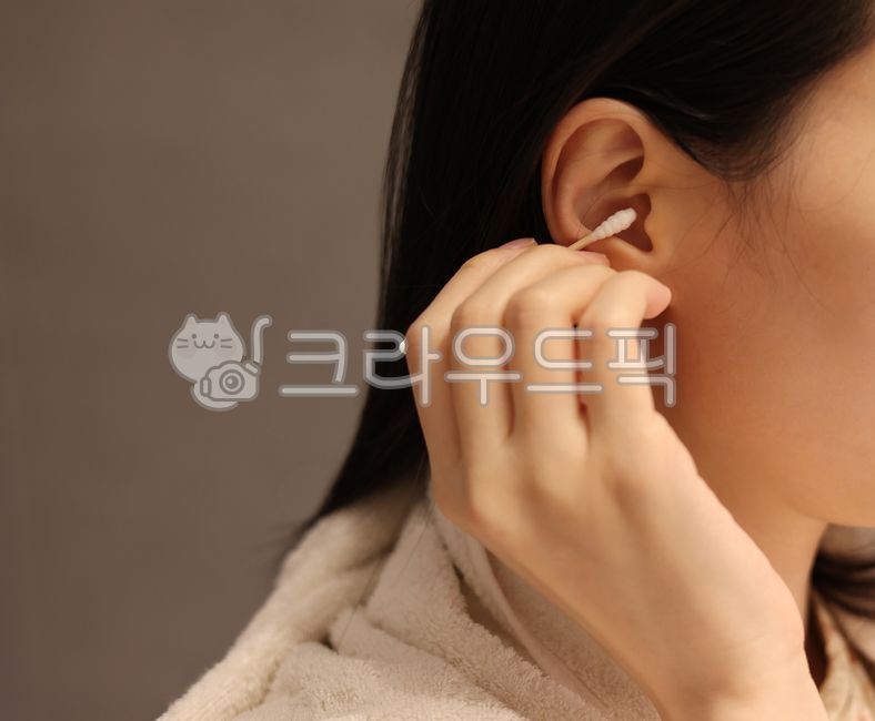 귀,면봉,여자,샤워,이비인후과,귀청소,손,수건,화장실,머리카락,cottonswab,ear,woman,병원,의료,보건,소독,건강,청결