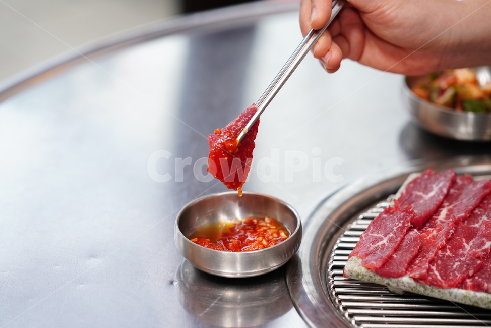 음식,육사시미,먹거리,안주,소고기,한우,육류,육식,컬러,레드,한식,식사,술자리,색감,푸드,음식,식재료,요리,food,cook,meal,dishes,food reserves,육류,고기,meat