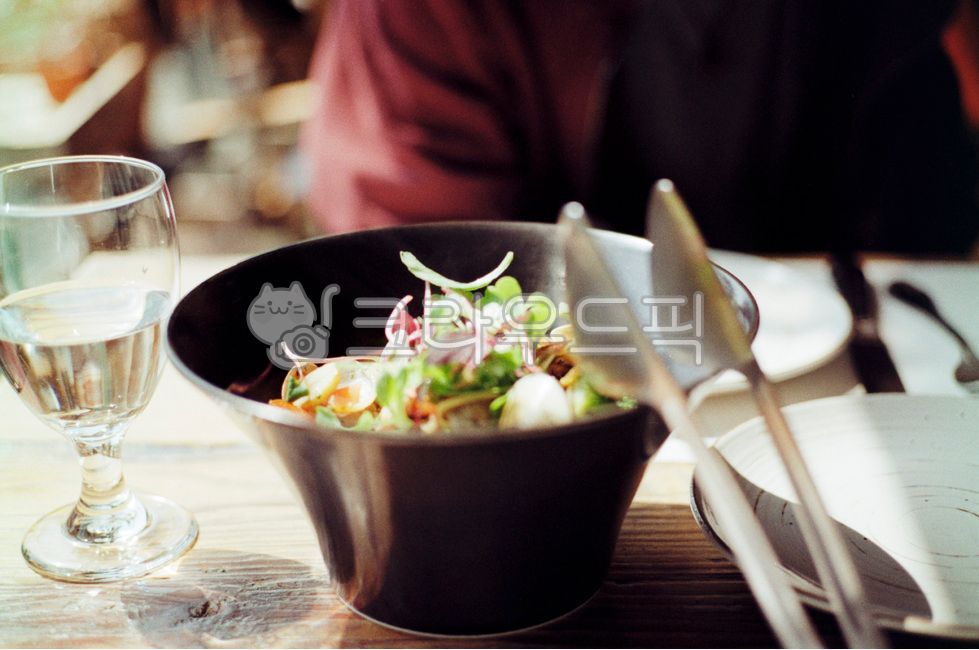 셀러드,샐러드접시,새싹채소,집게,물컵,음식,샐러드,브런치,필름,감성,아날로그,빈티지,실루엣,하늘,대비,구름,날씨