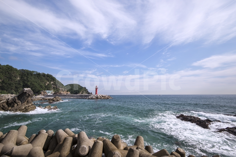 방파제,빨간,등대,테트라포드,콘크리트,구조물,갯바위,파도,포말,동해안,동해,파란,푸른,파랑,하늘,구름,아침,해안도로,수평선,어선,고기잡이배,조용한,한적한,풍경,경치,여행,해안,도로,등대,lighthouse,promontory,곶