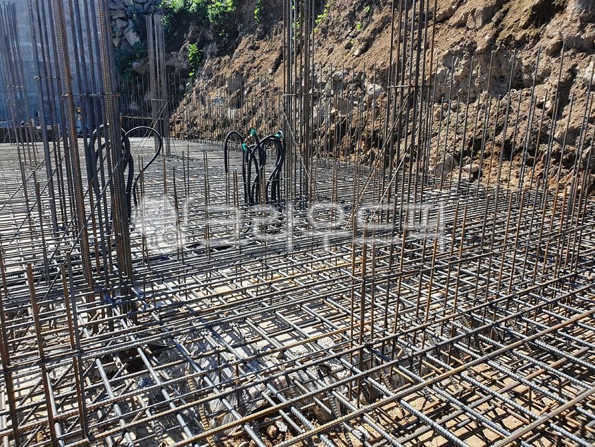 site,reinforced concrete,main rebar,Construction site,Foundation construction,Basic rebar arrangement,Reinforcement,pillar arrangement