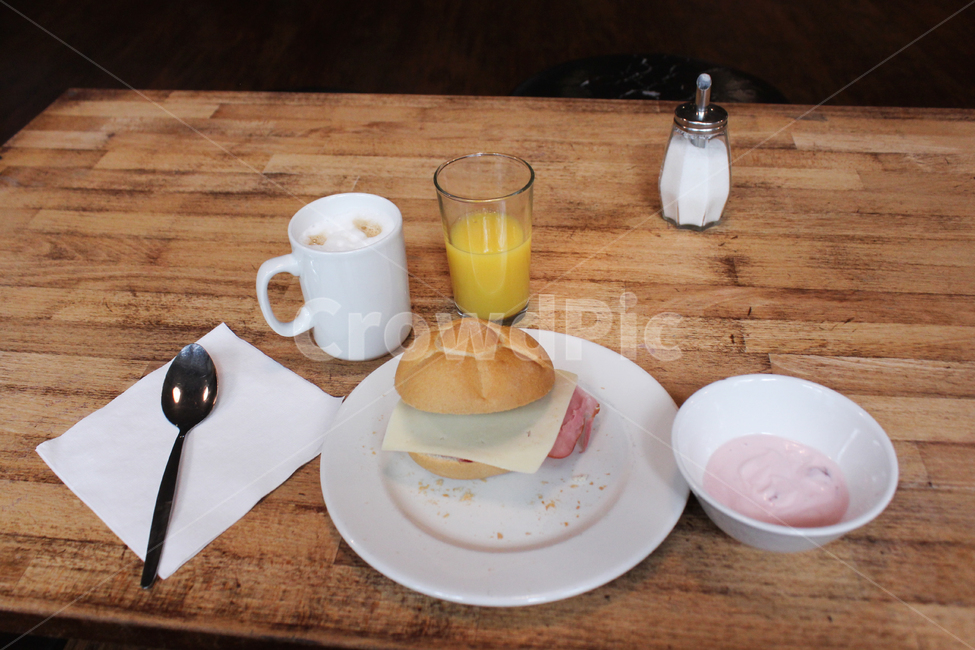 아침식사,빵,요거트,쥬스,식사,아침,오렌지쥬스,bread,juice,yogurt,breakfast,morning,음식,식재료,요리,food,cook,meal,dishes,food reserves,디저트,간식,후식,dessert,snack,음료수,drink,beverage
