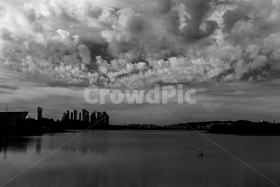호수,저수지,하늘,구름,풍경,건물,도시,수변,반영,투영,weather,날씨,nature,자연,cumulus,적운,outdoors,옥외,cloud,sky