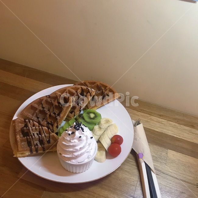 와플,카페,나이프,포크,생크림,디저트,바나나,키위