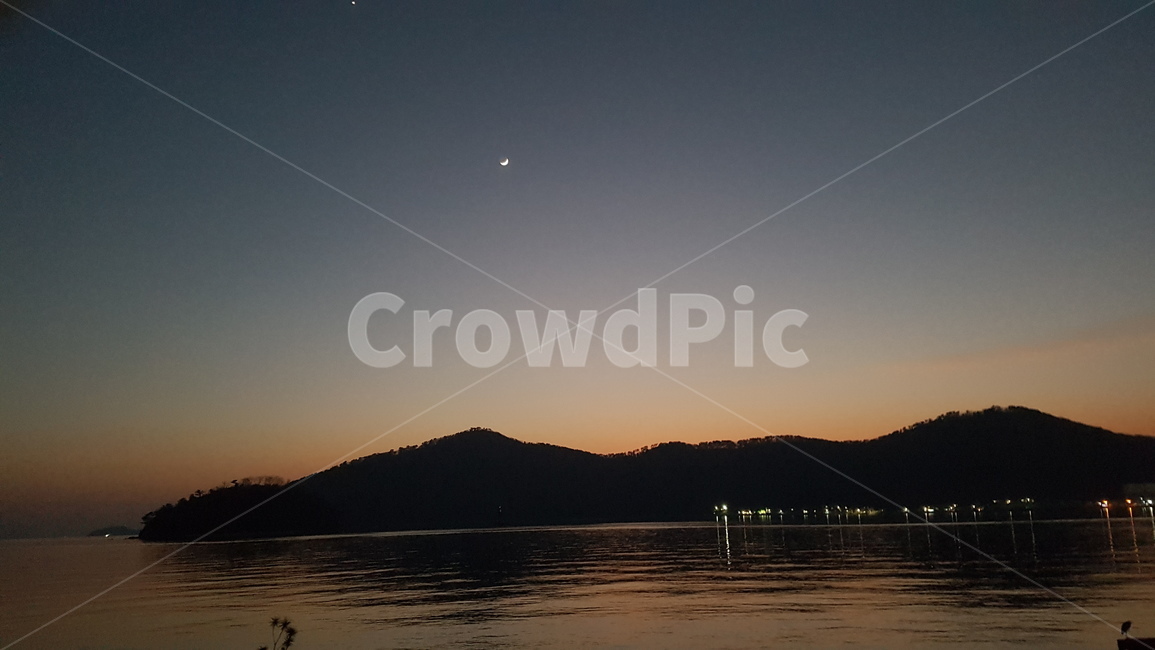 밤하늘,속천항,진해,달,실사,야경,밤,풍경,nightscape,night,landscape,nature,자연,land,땅,outdoors,옥외,water,물,shoreline,해안선,sea,바다,ocean,대양