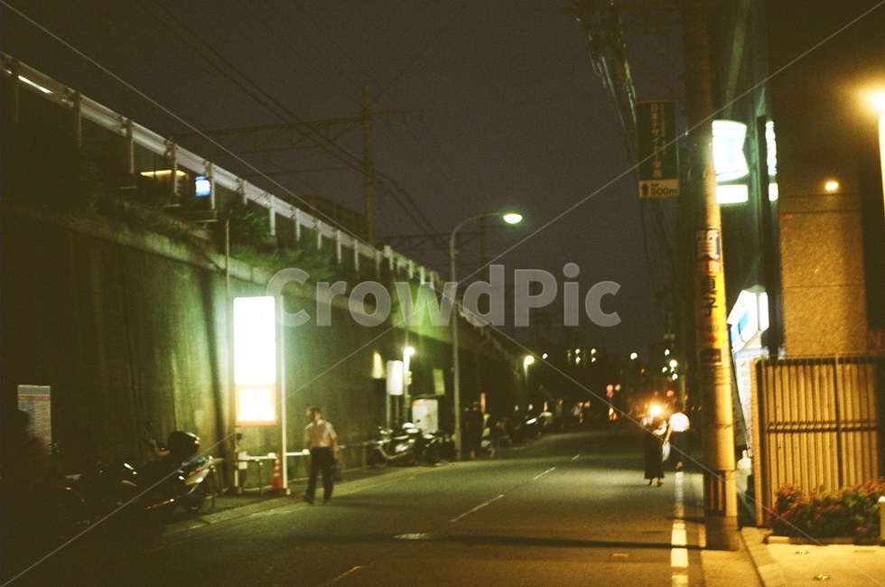 필름,일본,road,도로,human,인간,person,사람,tarmac,asphalt,아스팔트,야경,밤,풍경,nightscape,night,landscape