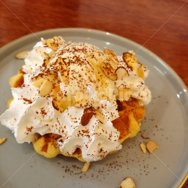 와플,디저트,카페,waffle,dessert,간식,후식,빵,cafe,생크림,생크림와플,요리,dish,음식,food,meal,디저트,간식,후식,dessert,snack