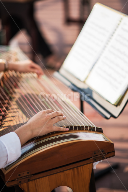 가야금,악기,한국전통악기,연주사진,전통악기,손,악보,Gayageum,Koreaninstrument,Traditional,hand,한국전통,Koreatrational,Koreaculture,사람,인물,human,person,신체일부,musicalinstrument,한국전통,한국문화,korean traditional,korean culture,사람,인물,인간,human,person,신체일부,몸,body,악기,음향기기,musical instrument,musical equipment