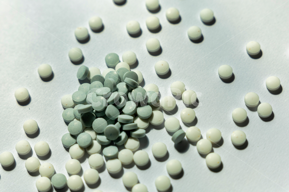 care,closeup,dose,drug,green,health,healthy,illness,medical,medicament,medication,medicine,nutrition,pharmaceutical,pharmacy,pill,prescription,tablet,vitamin,white,약,비타민,알약,캡슐,치료약