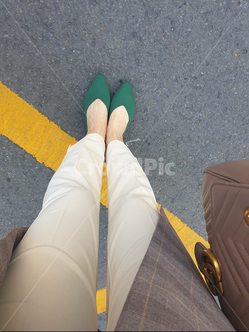 tarmac,아스팔트,의류,clothing,의복,apparel,asphalt,타맥,green,초록,신발,슈즈,shoes,구두,여자,가방,여행,바지,하이힐,자유,free,Woman,travel,Freedom,Highheels