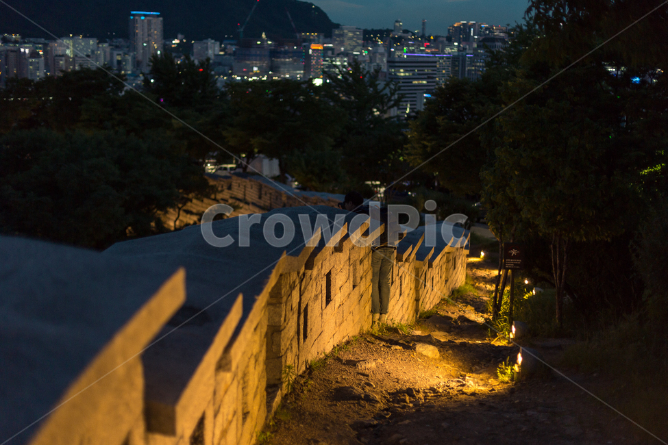 낙산공원,성곽길,야경,풍경,배경화면,landscape,불빛,길,공원,nightscape,night,랜드마크,landmark,한국전통,한국문화,koreantraditional,koreanculture,야경,밤,풍경,nightscape,night,landscape,도시,city,한국도시풍경,한국도시경관,korea cityscape,사람,인물,인간,human,person,남성,남자,man,male,bunker,벙커,building,건물