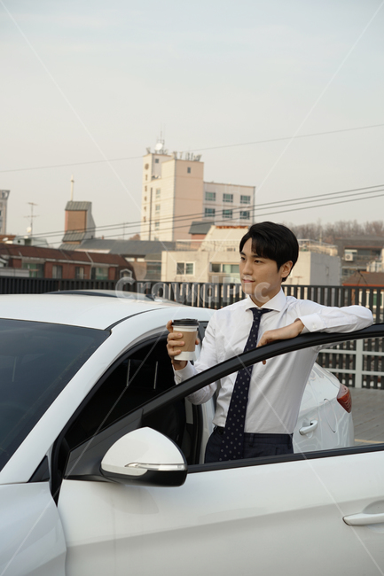 운전,차,차량,자동차,남자,남성,사람,직장인,출근,커피,카페인,피곤,운전자,주차장,여유,정장,사람,인물,인간,human,person,남성,남자,man,male,교통,교통수단,traffic,transportation,비즈니스,사업,business,service,work