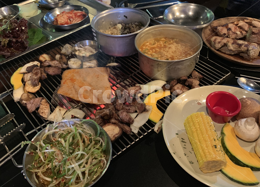 캠핑,바베큐,고기,음식,맛집,색감,한식,삼겹살,식재료,푸드,육류,돼지껍데기,저녁,만찬,구이,캠핑카,야채,파절임,한국음식,한국요리,숯불구이,숯불,난로,장작,불,단호박,옥수수,라면,돼지고기,술안주,고기파티,파티,야영,요리,목살