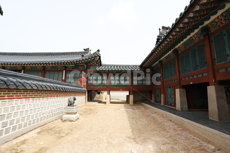 경복궁,문화재,서울,건축,궁전,문,지붕,기와,돌담,돌기둥,고건축,종로구,한옥,한국,건청궁,창호지,서까래,석가래,기둥,창살,흙길,주춧돌,추녀,목조건축물,창문,처마,단청,한국전통,한국문화,korean traditional,korean culture,랜드마크,landmark,tourist attraction,한국랜드마크,한국관광지,한국명소,korea landmark,korea tourist attraction,건축물,건물외관,exterior,building,structure,architecture,construction