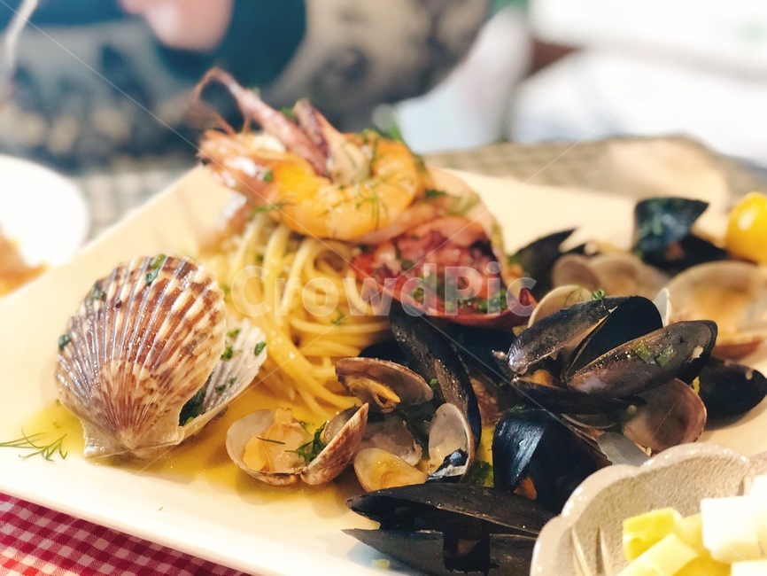 seafood,seafood pasta,pasta,oil pasta,alio olio