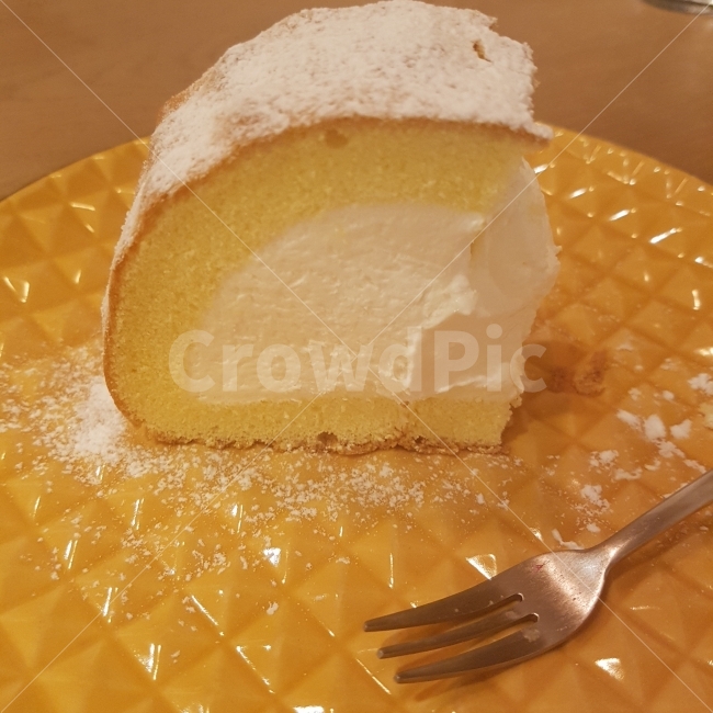 카페,디저트,생크림,포크,접시,노란색,빵,포근함,따뜻함,귀여움,달달함,일상,cafe,daily,dessert,cream,dish,interior,yellow,warm,bread,fork,음식,식재료,요리,food,cook,meal,dishes,food reserves,빵,bread,디저트,간식,후식,dessert,snack