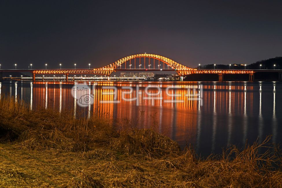 night view,arch truss bridge,Han River Bridge,reflection,light,Banghwa Bridge,Han River night view,Han River