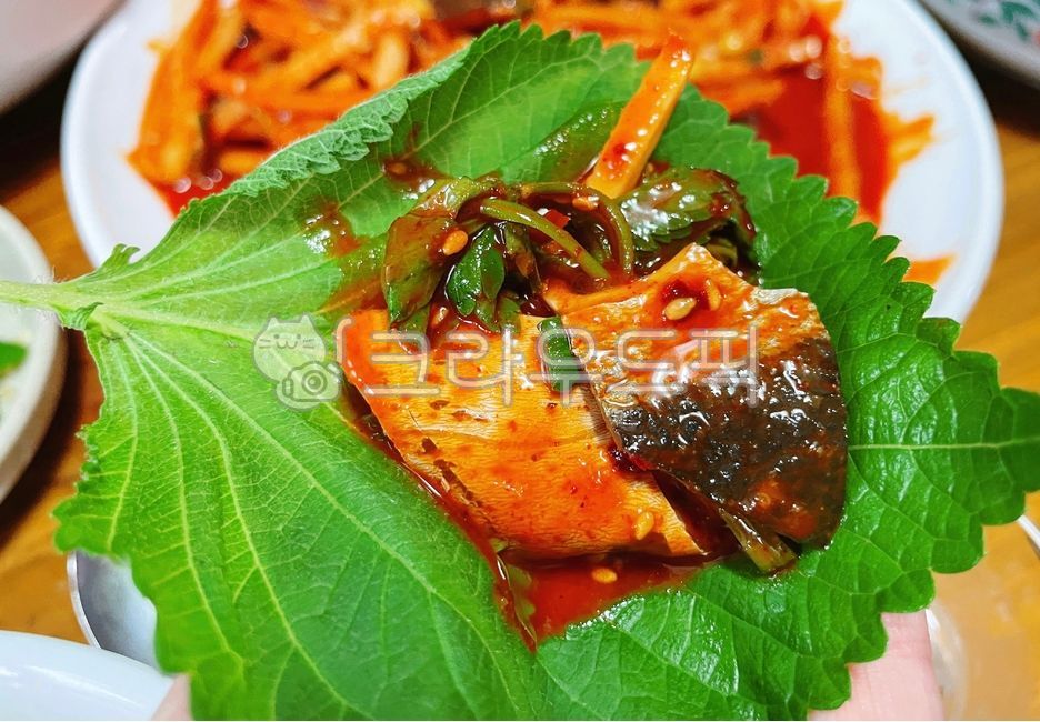 복어껍질초무침,복어껍질무침,생선껍질초무침,생선껍질무침,초무침,무침,복어껍질,생선껍질,복어,생선,양념,미나리,야채,채소,깻잎,쌈채소,쌈,참깨,깨,food,dish,cook,meal,sesame,seasoning,fish