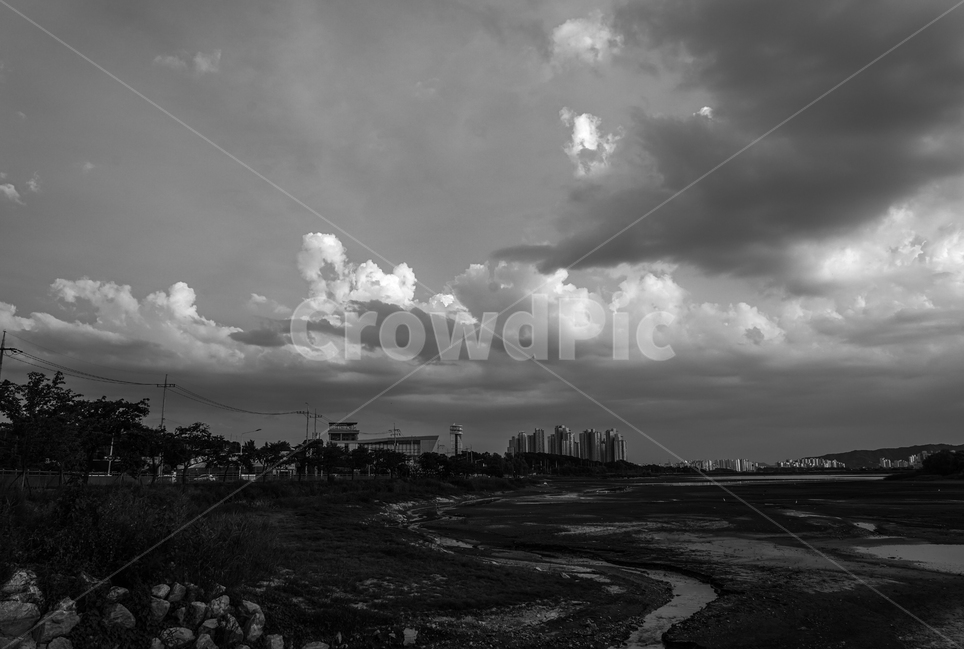 저수지,호수,하늘,구름,풍경,자연,나무,도시,풍경,city,landscape,흑백,모노톤,monochrome,black and white,nature,weather,날씨,sky,outdoors,옥외,cloud,cumulus,적운