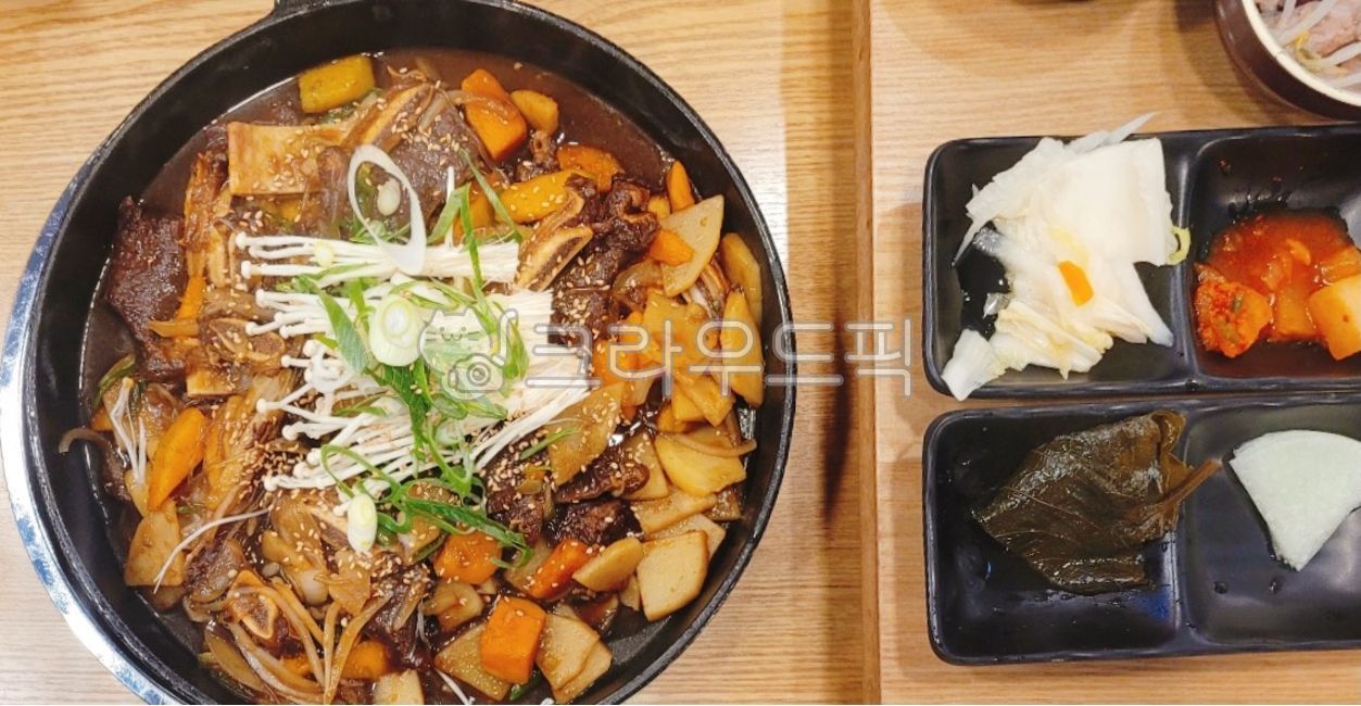 소갈비찜,갈비찜,찜,소갈비,찜요리,소고기,소,고기,육류,갈비,음식,당근,요리,식사,식재료,먹방,밥도둑,야채,채소,감자,양파,파,팽이버섯,버섯,밑반찬,반찬,food,dish,cook,meal,meat