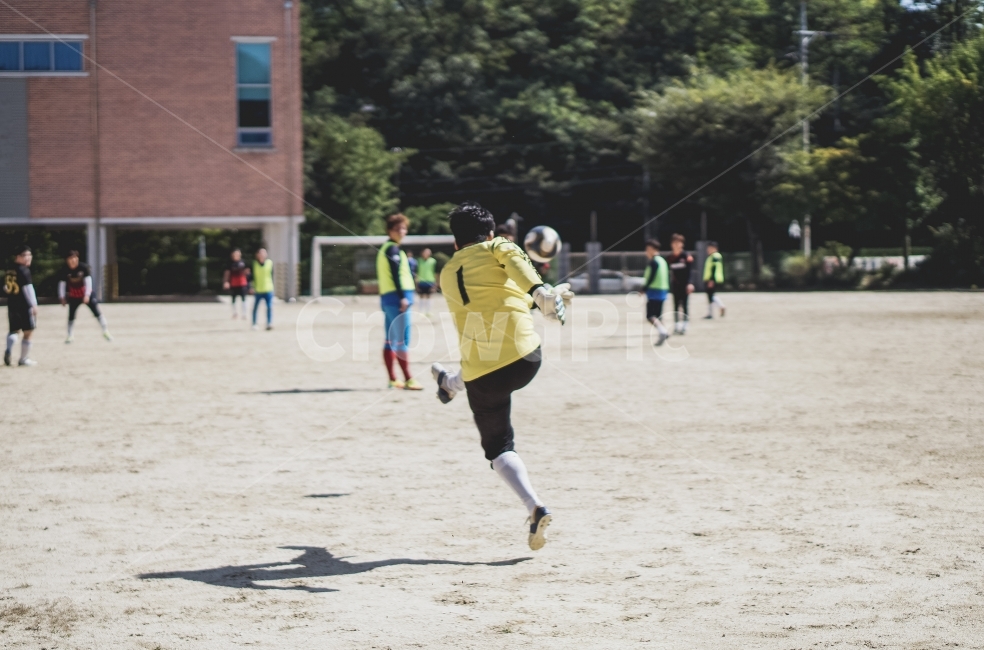 축구,조기축구,골키퍼,볼,ball,풋볼,soccer,축구공,운동장,football,club,승부,골킥,사람들,대중,군중,other people,crowd,스포츠,레저,운동,sports,leisure,exercise