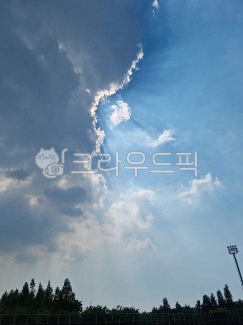 cloud,sky,blue sky,light,ray of light