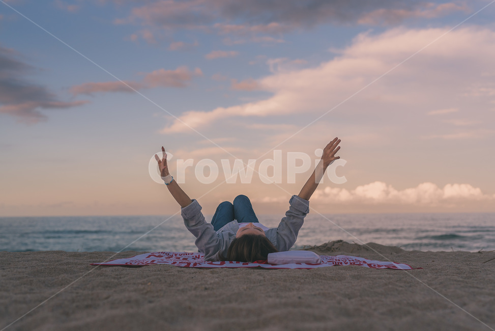 바다,해질녘,강원도,동해,해변,백사장,구름,힐링,여유,자유,해변,바다,beach,sea,사람,인물,인간,human,person,여성,여자,woman,female,lady,감정표현,기분,feeling,emotion,여행,휴가,traveling,vacation,trip