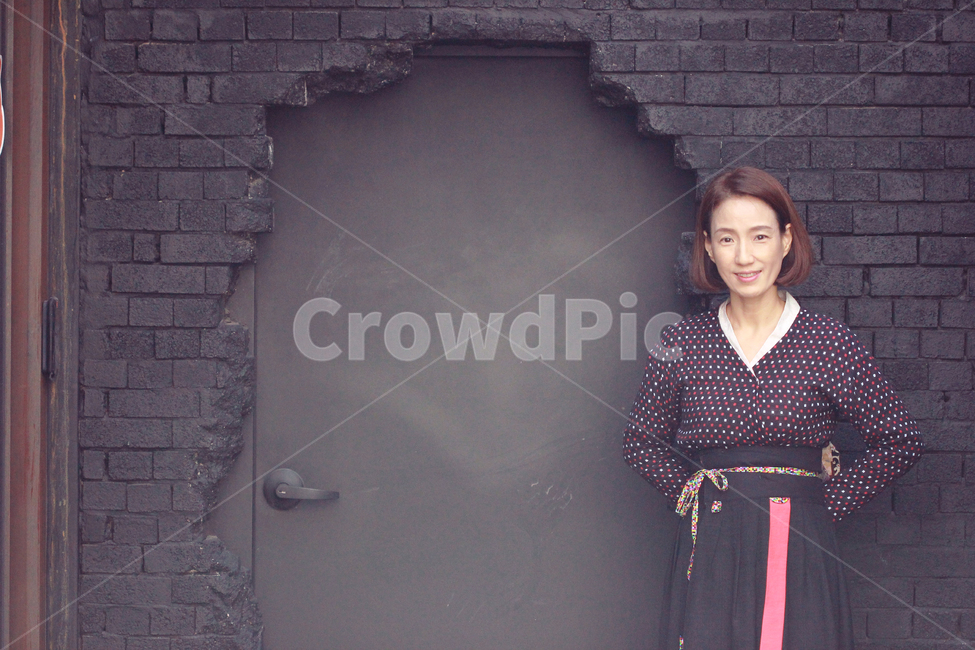 어머니,50대,여성,생활한복,웃는여자,woman,smile,mom,mother,야외,상반신,뒷짐,검은벽돌,black,검은색,검정배경,검은배경,단발머리,한복,한국전통의상,hanbok,korean traditional clothes,사람,인물,인간,human,person,얼굴표정,facial expression,face,여성,여자,woman,female,lady,패션스타일,의상,fashion,style