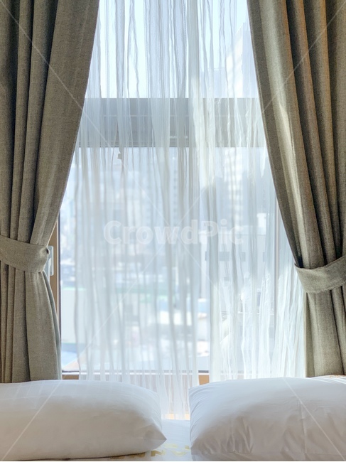 호텔,호텔창문,호텔인테리어,커텐,커튼,베개,깨끗한느낌,깨끗함,햇살,따뜻함,인테리어,실내디자인,interior design