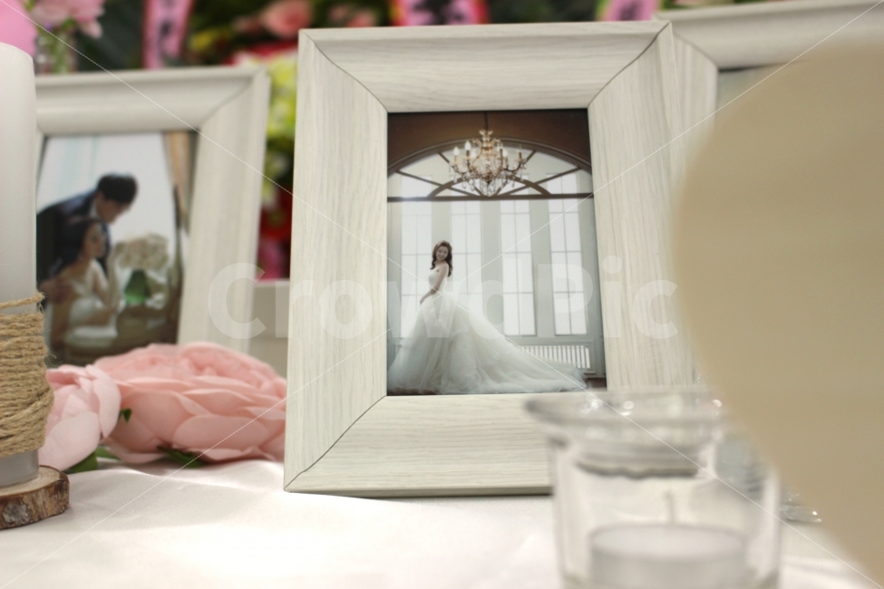 결혼,웨딩,연인,marriage,wedding,신부,bride,신랑,groom,웨딩드레스,dress,부케,bouquet,꽃다발,신부대기실,감성사진,평화로운,분위기,차분한,차분함,평화로움,scene,ambience,atmosphere,calm,peaceful,tranquil,still,background,기념일,축하,anniversary,congratulation,celebrate,celebration,사람,인물,인간,human,person,연인,커플,사랑,lover,couple,결혼,혼례,웨딩,wedding,marriage,marry,인테리어,실내디자인,interior design,사물,물건,오브젝트,thing,object,matter,연출,컨셉,콘셉,direction,concept