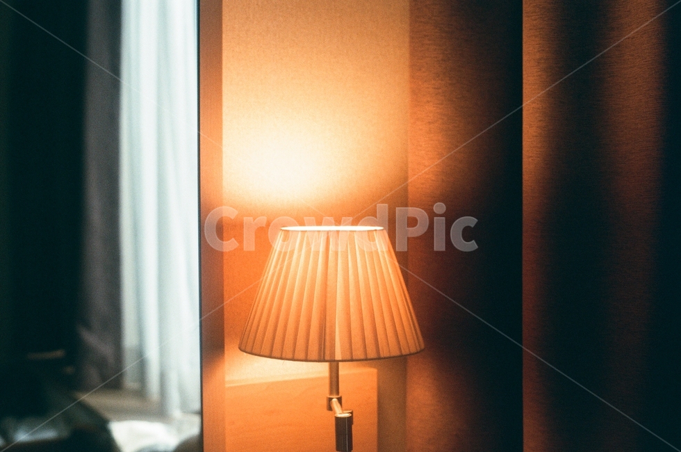 lamp,램프,빛,light,아늑함,포근,침실,무드등,휴식,감성,sensible,feeling,인테리어,실내디자인,interior design