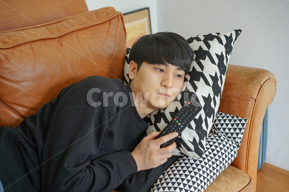 쇼파,소파,휴식,남성,남자,거실,휴일,sofa,실내,쿠션,rest,가구,티비,시청,리모컨,지루함,따분함,심심함,집콕,방구석,일상,집돌이