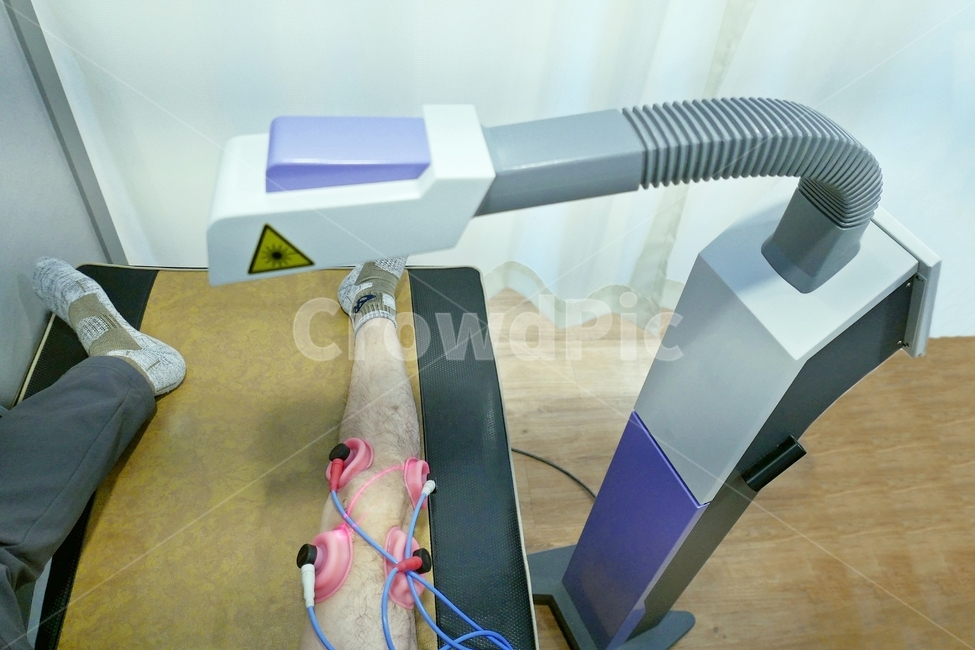 치료기,물리치료기,병원,저주파,물리치료,치료기구,기구,치료,고통,통증,호스,흡착,압박,전기,압력,다리,무릎,실내,침대,사람,환자,남자,분홍색,하늘색,검정색,황토색,심부치료,최신의,현대의,최첨단,커텐,레이저,레이저치료,한의원,의원,외과,통증클리닉,사람,인물,인간,human,person,신체일부,몸,body,건강,헬스웨어,헬스케어,healthware,health care,의료,의학,병원,medical,hospital,clinic