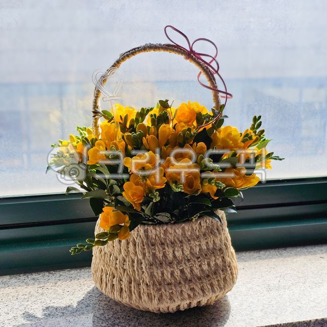 flower,꽃,꽃꽂이,flowerbouquet,프리지아,봄꽃,꽃바구니,후리지아,노란색